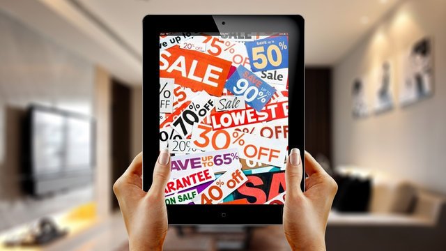 Wyprzedaże ubrań w internecie są coraz popularniejsze.