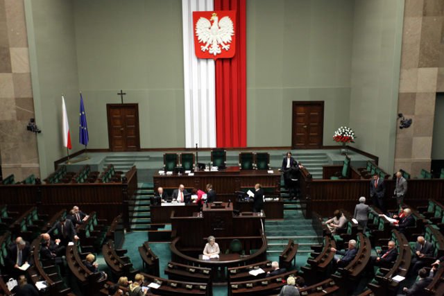 Dr Półtawska podkreśliła, że "deklaracja polityków powinna polegać na zgłaszaniu i popieraniu konkretnych projektów ustaw odbudowujących w naszym porządku prawnym moralny fundament naszej cywilizacji"