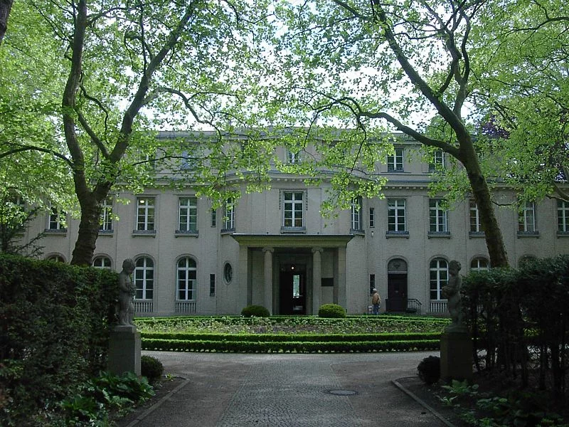 Zabytkowa willa przy 56–58 Am Grossen Wannsee, gdzie debatowano o "ostatecznym rozwiązaniu".
