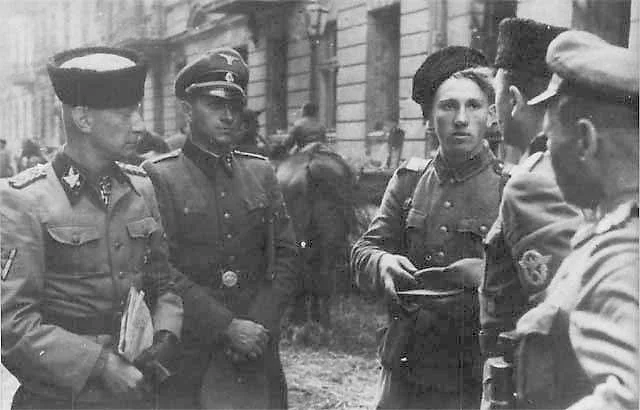 Heinz Reinefarth (pierwszy z lewej) z żołnierzami 3. Pułku Kozaków.