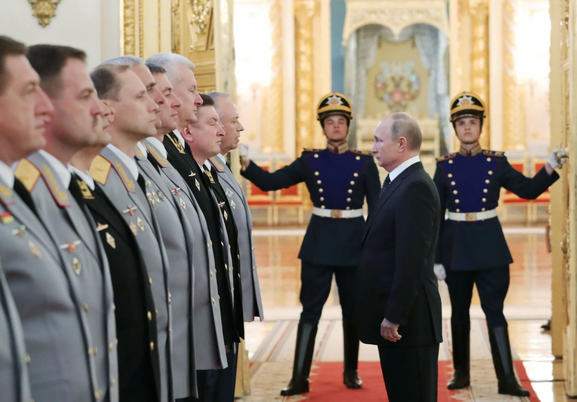 Władimir Putin ma ponoć zdawać sobie sprawę, że jego doradcy nie mówią mu całej prawdy. Władimir Putin ma ponoć zdawać sobie sprawę, że jego doradcy nie mówią mu całej prawdy