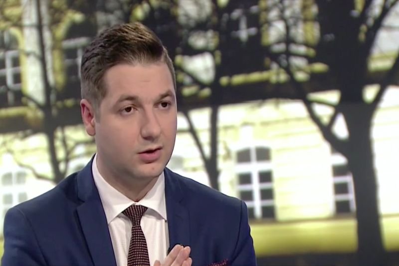 Wiceminister Patryk Jaki na wszystkie możliwe sposoby tłumaczył manipulacje swojego szefa. Tym razem nieistnienie KRS-u w Holandii to zwykłe "przejęzyczenie".