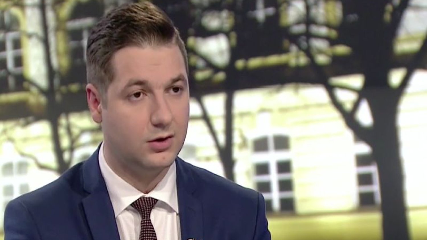 Wiceminister Patryk Jaki na wszystkie możliwe sposoby tłumaczył manipulacje swojego szefa. Tym razem nieistnienie KRS-u w Holandii to zwykłe "przejęzyczenie".