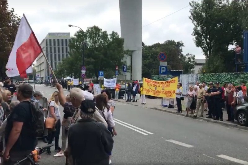Protestujący pod Sejmem.