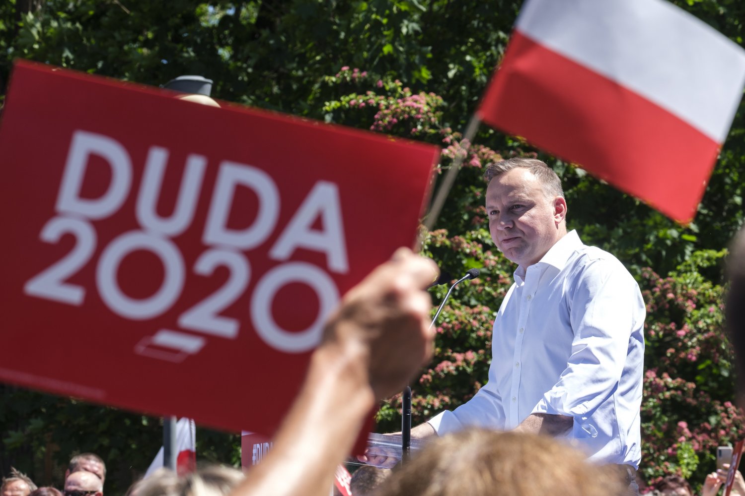 Prezydent Andrzej Duda podczas spotkania w Ustce zdradził szczegóły dotyczące bonów turystycznych. Kto i na jakich zasadach będzie mógł z nich korzystać? Andrzej Duda podczas spotkania przed Wyborami Prezydenckimi 2020 opowiedział o bonach turystycznych.
