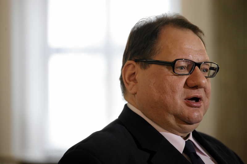 Ryszard Kalisz z SLD przekonuje, że Jarosław Gowin zachowa stanowisko, a pracę straci jego zastępca Michał Królikowski.