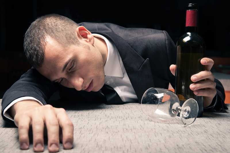 Ciężka praca przerywana intensywnymi imprezami niebezpieczne zbliża nas do uzależnienia.