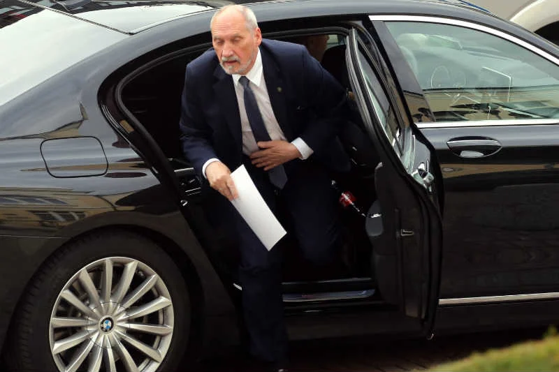 Antoni Macierewicz pędził przez miasto na sygnale. Powód? Spotkanie z Jarosławem Kaczyńskim.