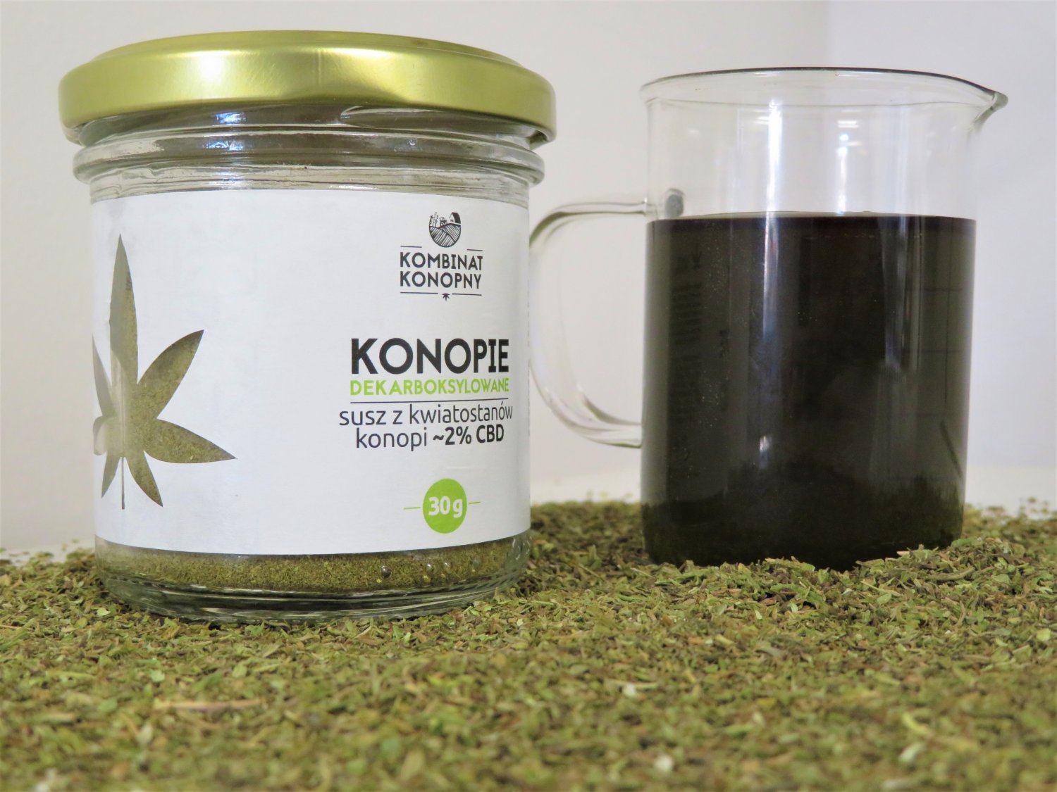 Żeby w oleju znalazło się CBD, przygotować go trzeba na bazie konopi poddanych dekarboksylacji