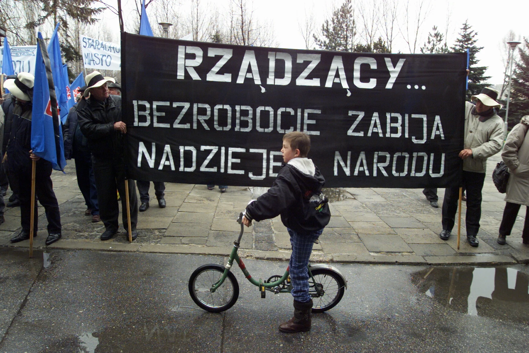 Rok 2003, Kielce – protest bezrobotnych ze Starachowic, Ostrowca Świętokrzyskiego i Skarżyska-Kamiennej.