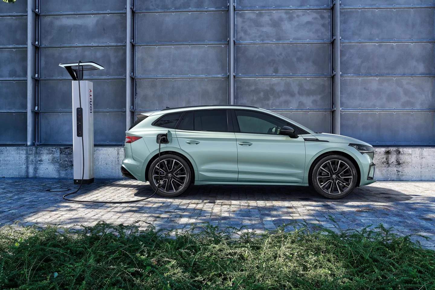 Škoda potwierdza, że chce rozwijać się w kierunku elektromobilności, a nawet wyznaczać trendy w tym segmencie. Najlepszym dowodem na kolejny krok do przodu jest ENYAQ iV.