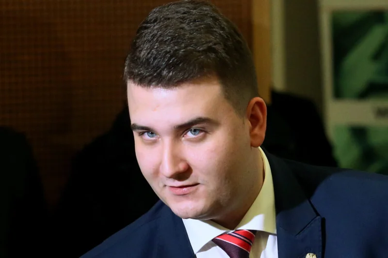Misiewicz dezinformuje w internecie. Premier Szydło mówi jedno, a na Twitterze widać co innego