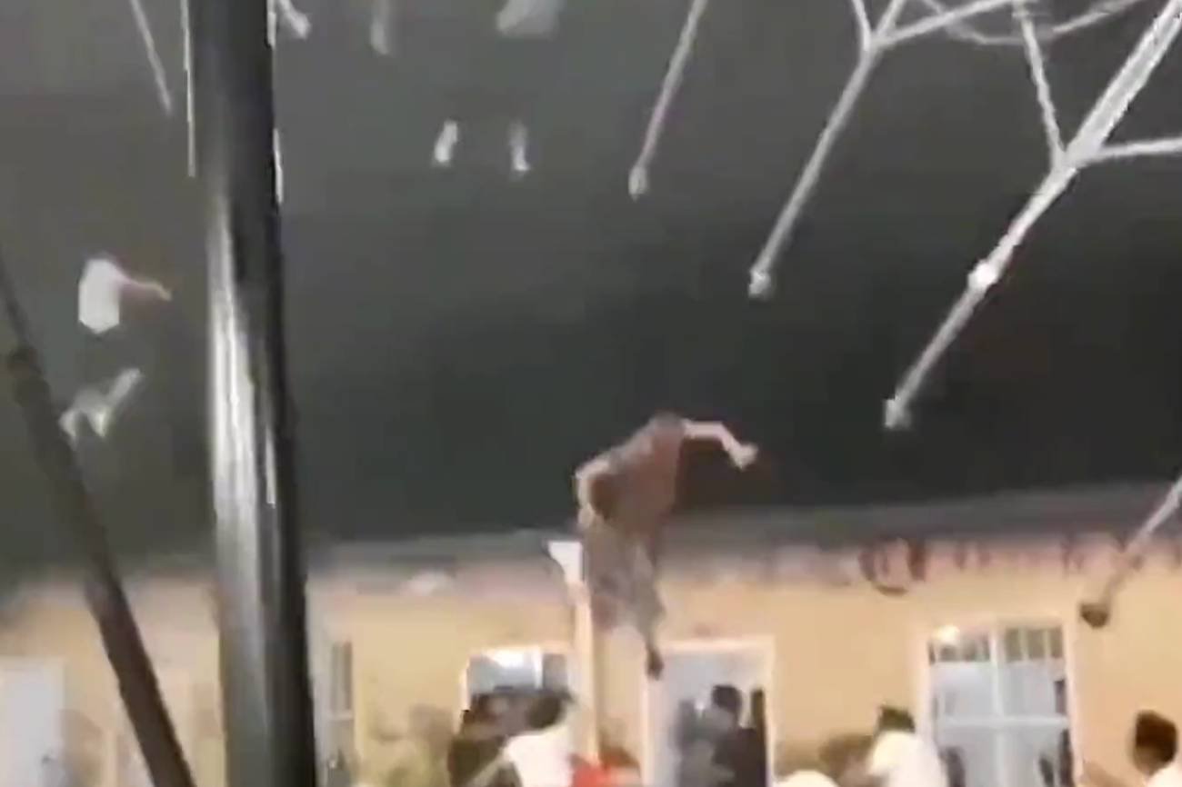 Silny wiatr chciał porwać zadaszenie restauracji. 3 mężczyźni odlecieli