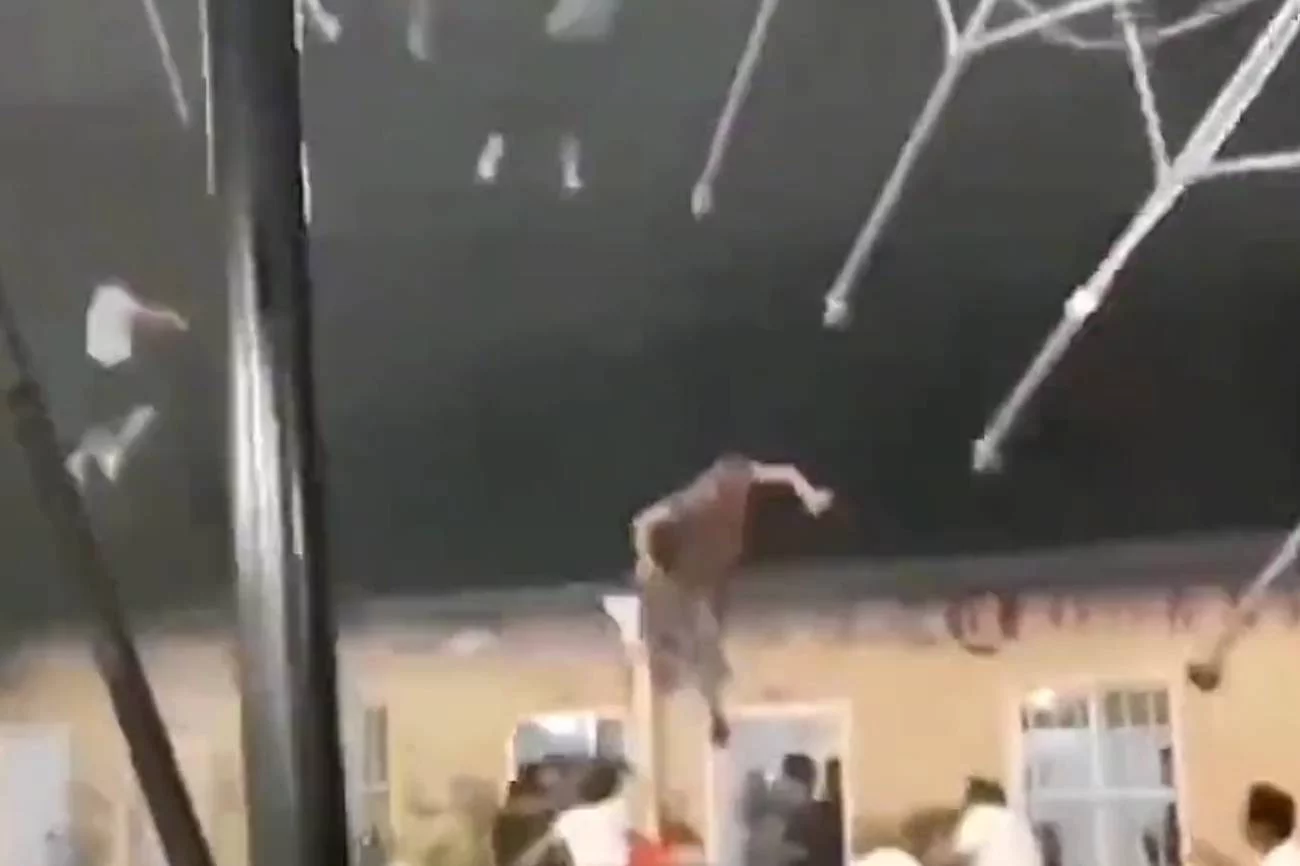 Silny wiatr chciał porwać zadaszenie restauracji. 3 mężczyźni odlecieli