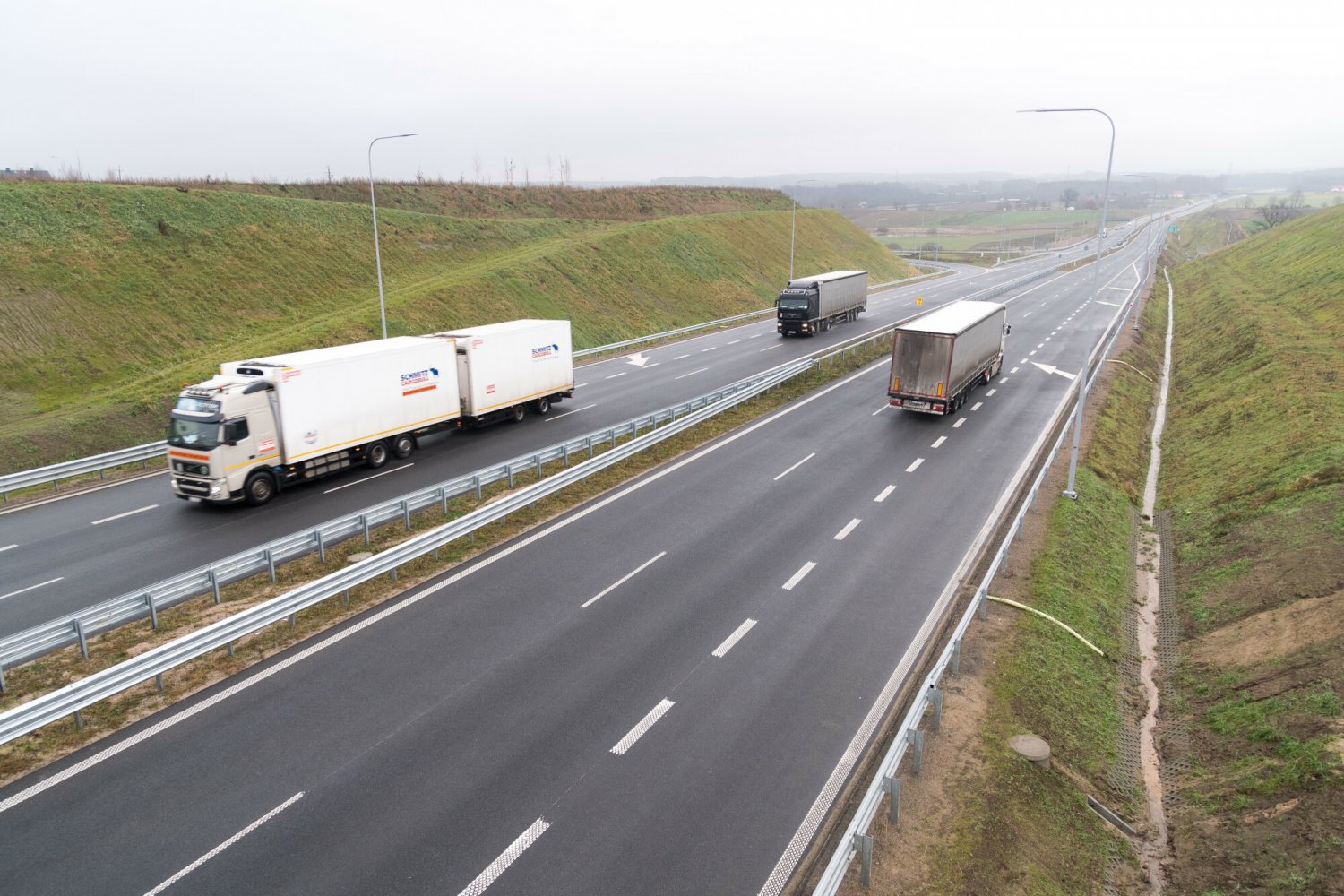 Niektóre kraje nie chcą na swoich drogach ciężarówek ze spalinowymi silnikami.
