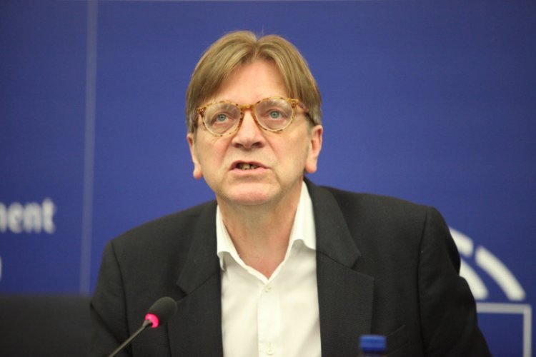 Guy Verhofstadt wskazał, jak można obejść weto do budżetu UE Polski i  Węgier.