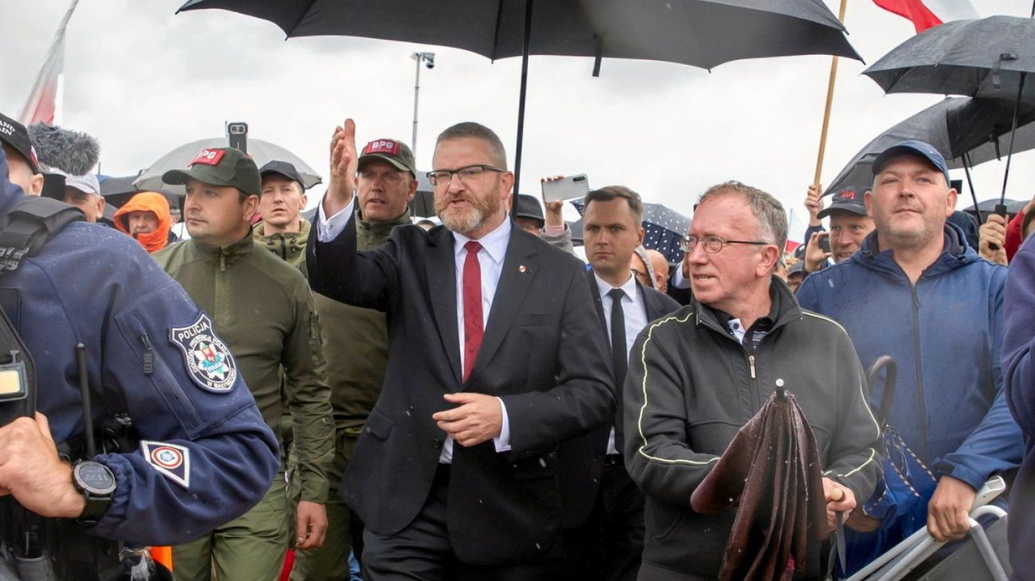 Skandal w Jedwabnem. Zwolennicy Brauna blokowali drogę rabinowi.