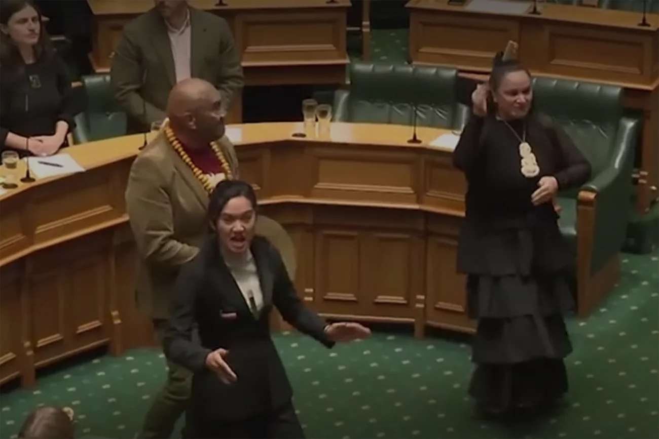 Tak to się robi w Nowej Zelandii. Nie chcą zmian, więc sparaliżowali parlament wojennym tańcem protest na obradach parlamentu w Nowej Zelandii