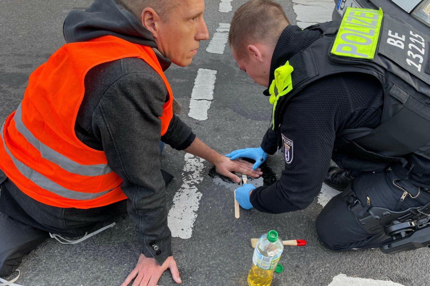 Aktywista, który przekleił się w Niemczech. Zdjęcie ilustracyjne.