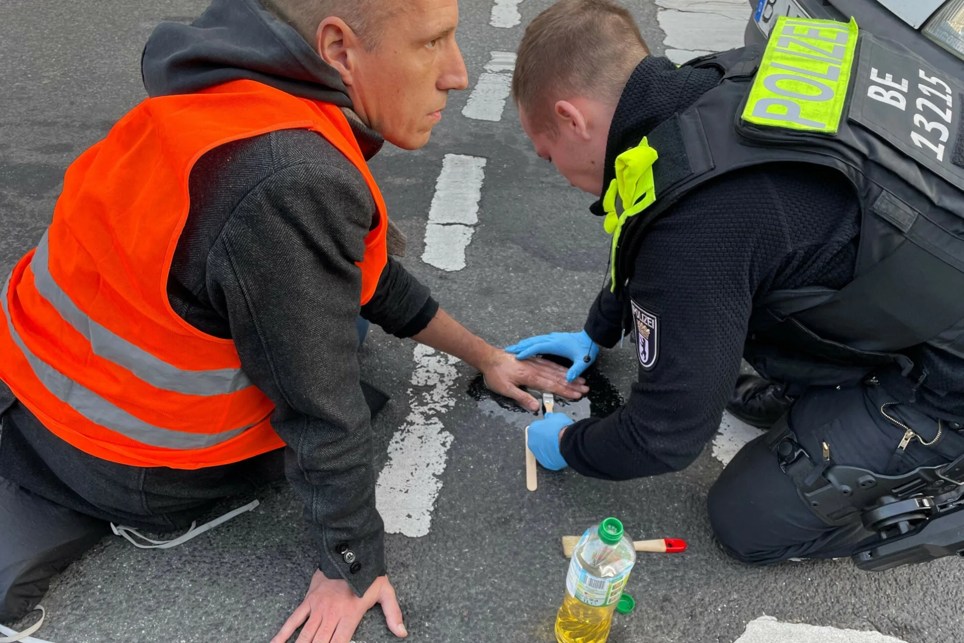 Aktywista, który przekleił się w Niemczech. Zdjęcie ilustracyjne.