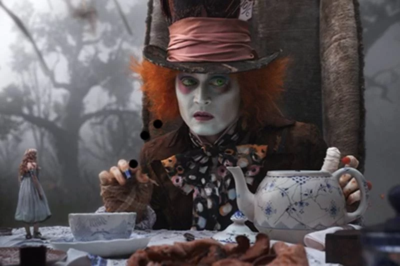 Kadr z filmu Tima Burtona "Alicja z Krainy Czarów" z 2010 roku.