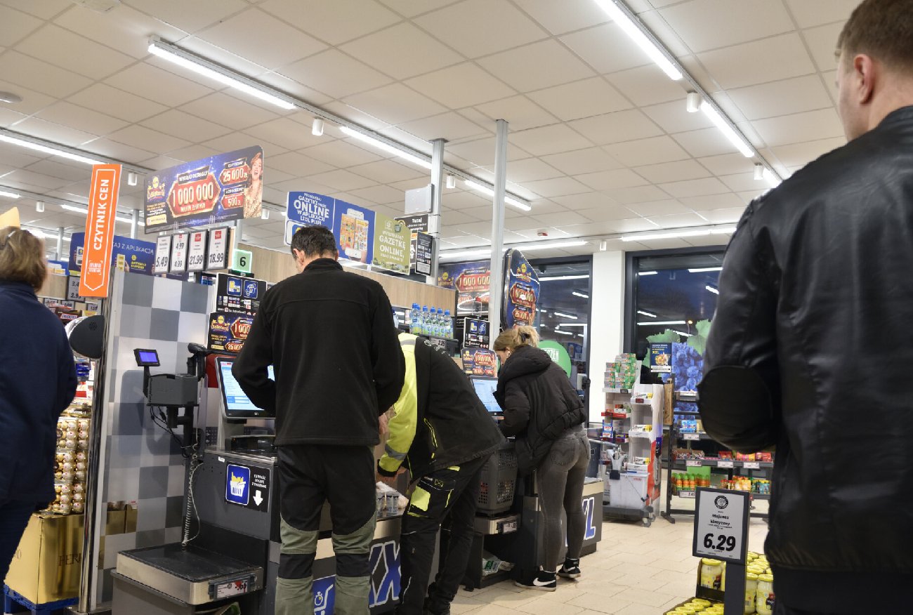 Polacy znów szykują się na wojnę? Kupujemy więcej konserw i makaronu.