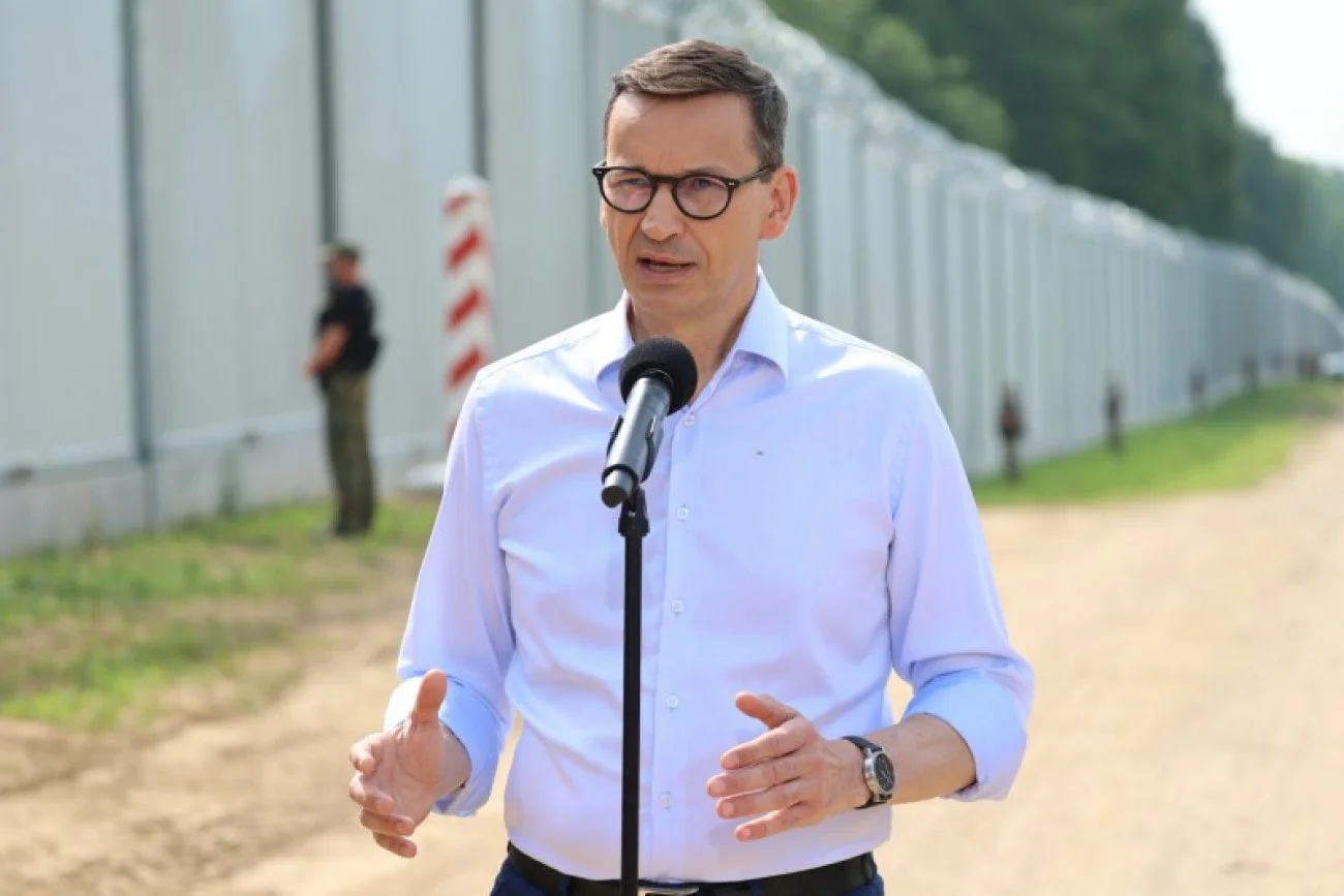 Mateusz Morawiecki przy płocie na granicy polsko-białoruskiej