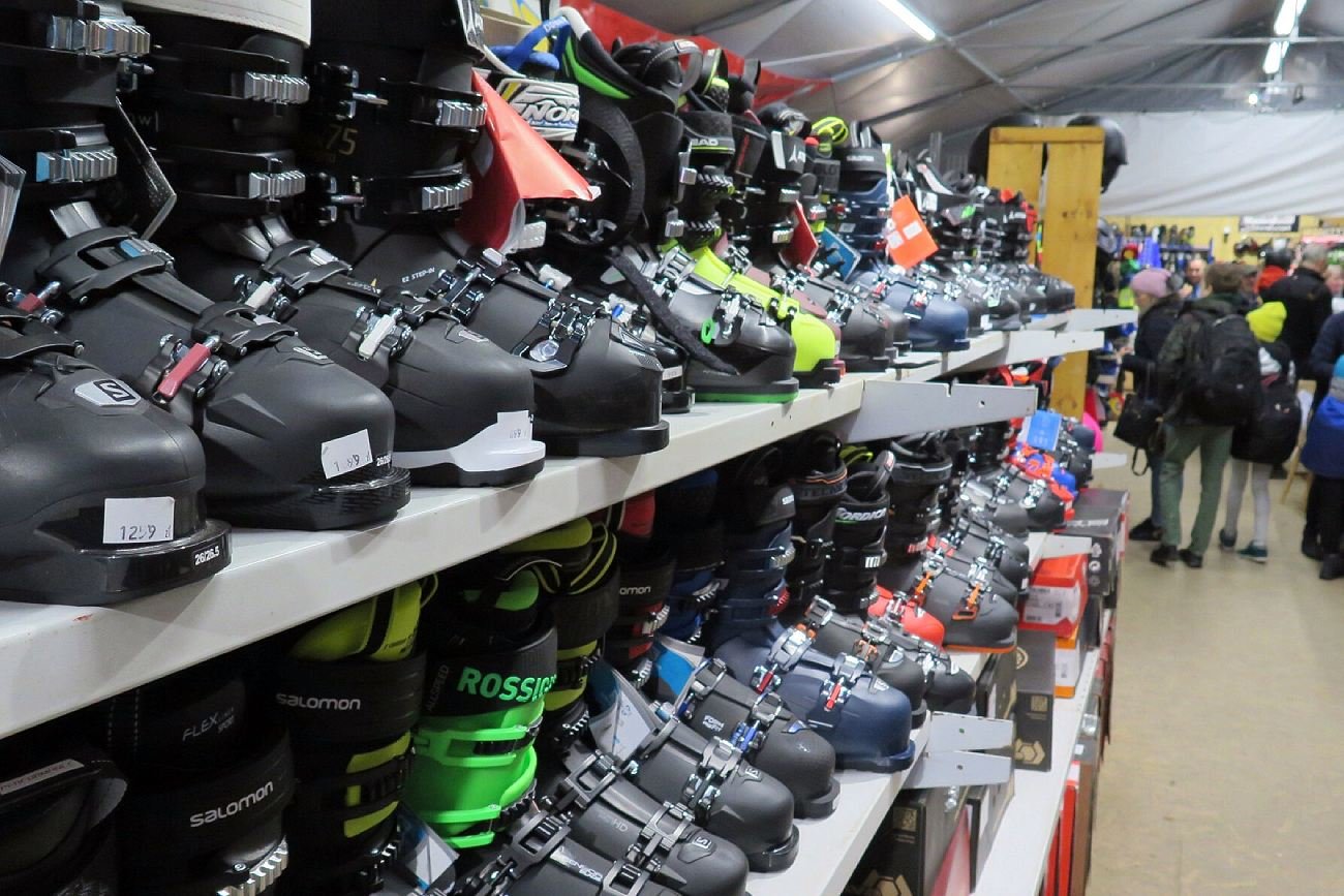 Sprzedaż butów narciarskich w internecie zakończyła się oszustwem.