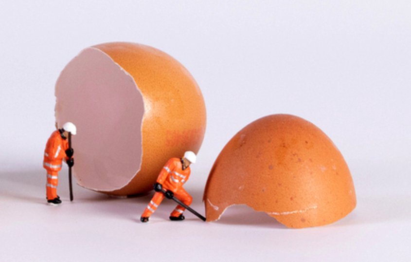 Prosty lifehack, który ułatwia obieranie jajek, przyda się na wiele okazji, nie tylko w czasie Świąt Wielkanocnych. Jak szybko obrać jajko ze skorupki? Genialny trick (nie tylko) na Wielkanoc