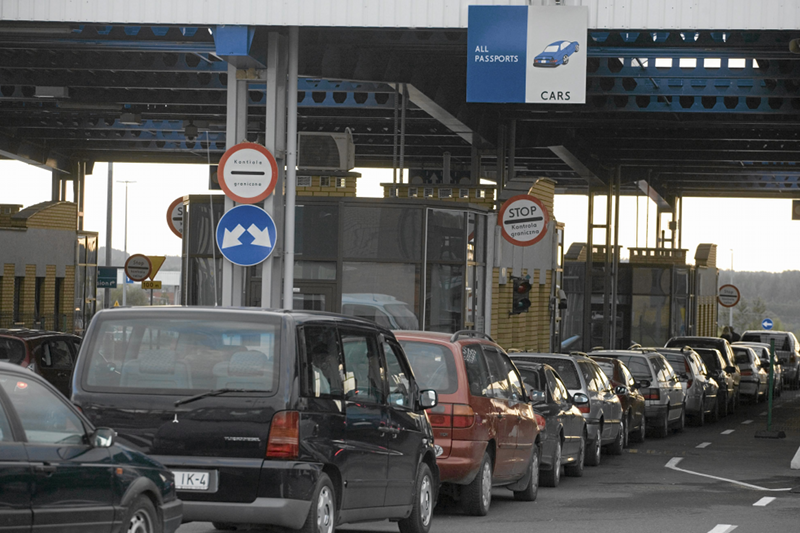 Przejście przez granicę z Polską jest celem wielu Białorusinów. Dlatego płacą olbrzymie sumy za wizy