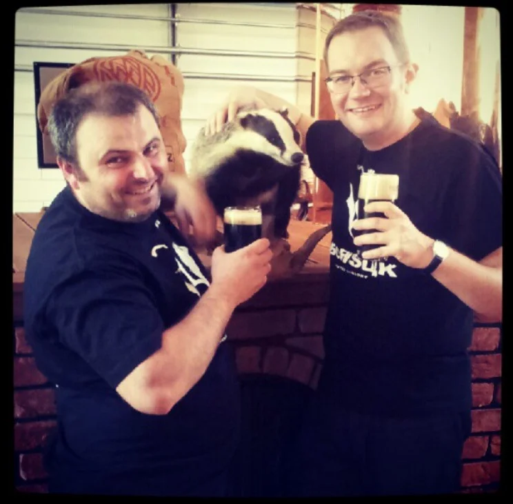 Od lewej: Wojtek Frączyk (właściciel Browaru Widawa), wypchany borsuk, Tomasz Kopyra (autor receptury i tego artykułu) na premierze piw w stylu Smoked Porter o nazwie Borsuk.