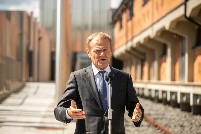 Donald Tusk ostro o ponownym zaprzysiężeniu Adama Glapińskiego: Przez kolejne lata będzie psuł gospodarkę