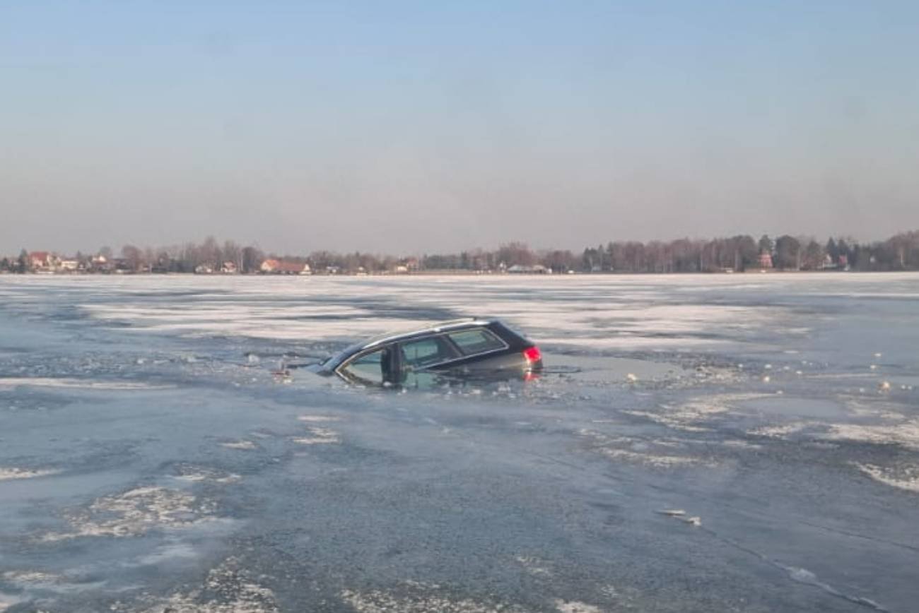 Wypadek na Bełdanach. Załamał się lód, samochód w jeziorze [WIDEO]
