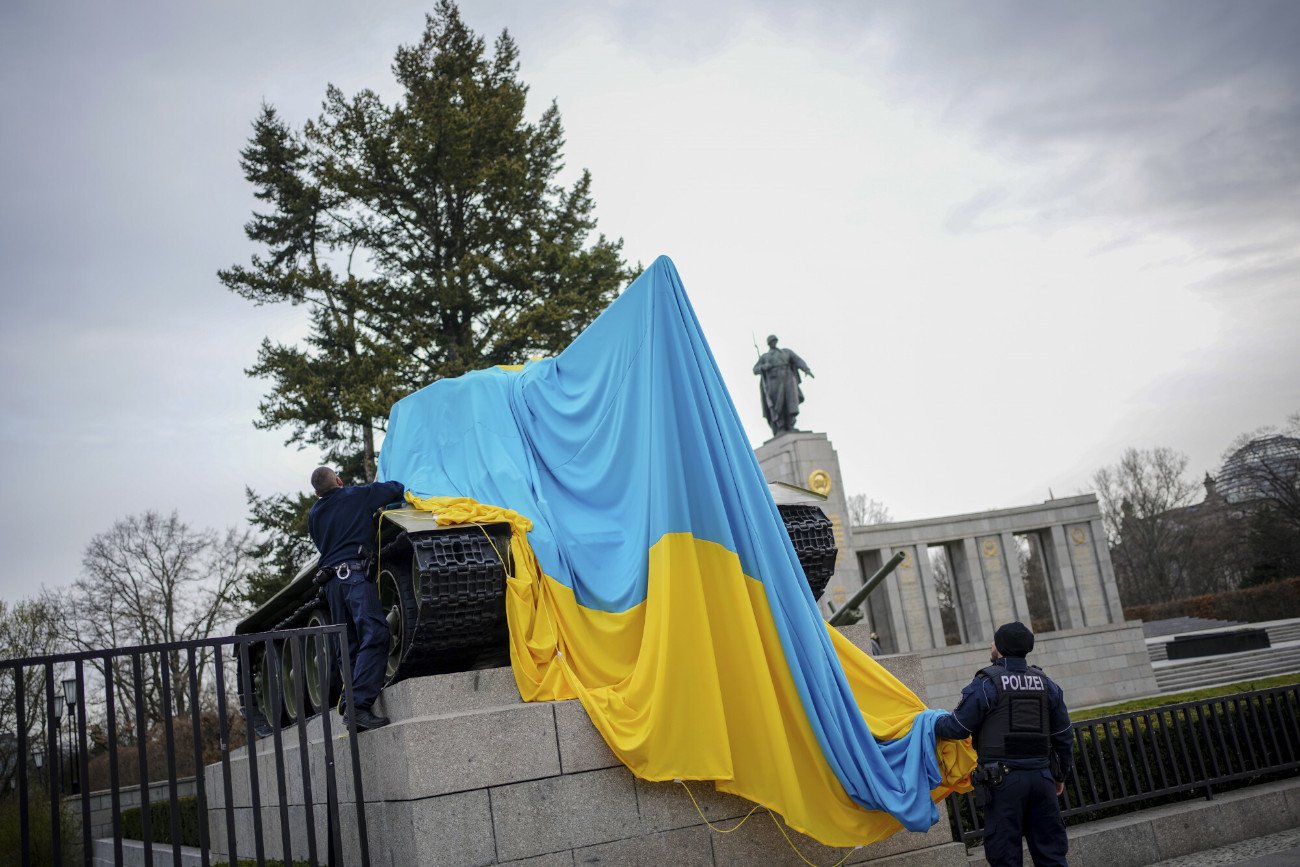 Na radzieckim czołgu w Berlinie pojawiła się flaga Ukrainy