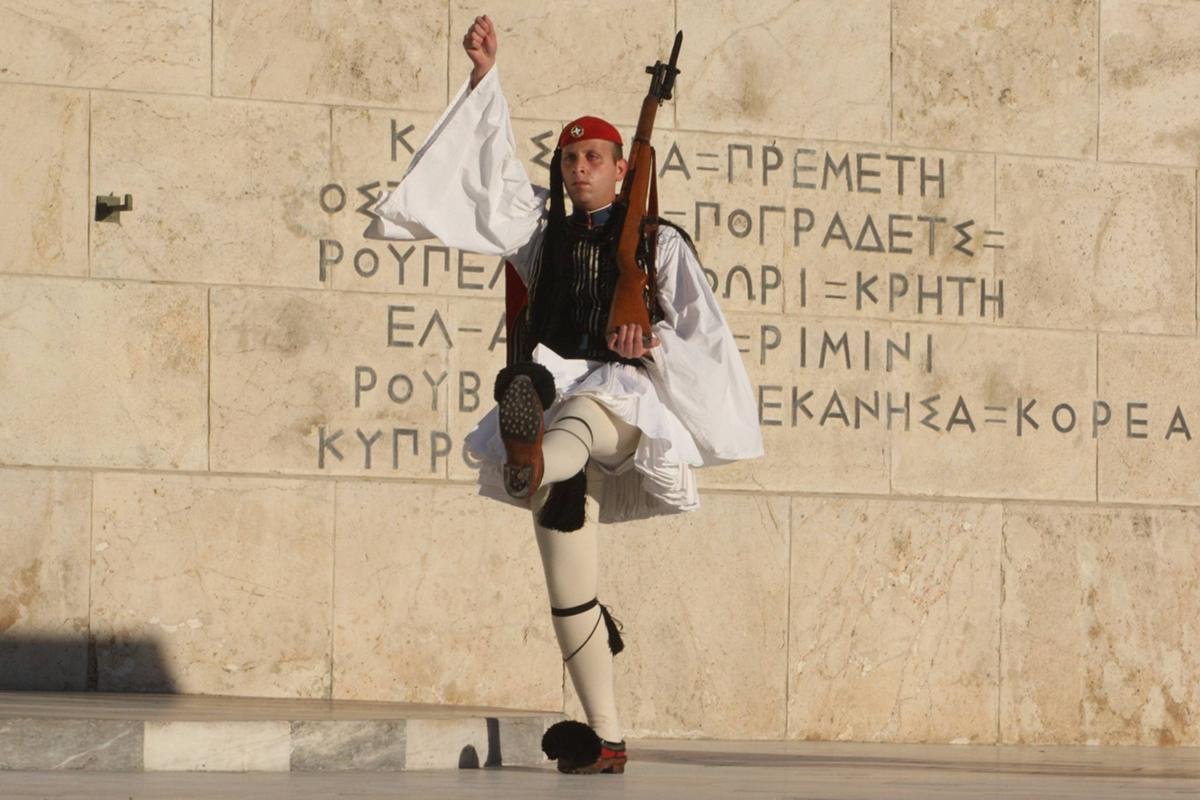 Zmiana warty przed grobem nieznanego żołnierza w Atenach.