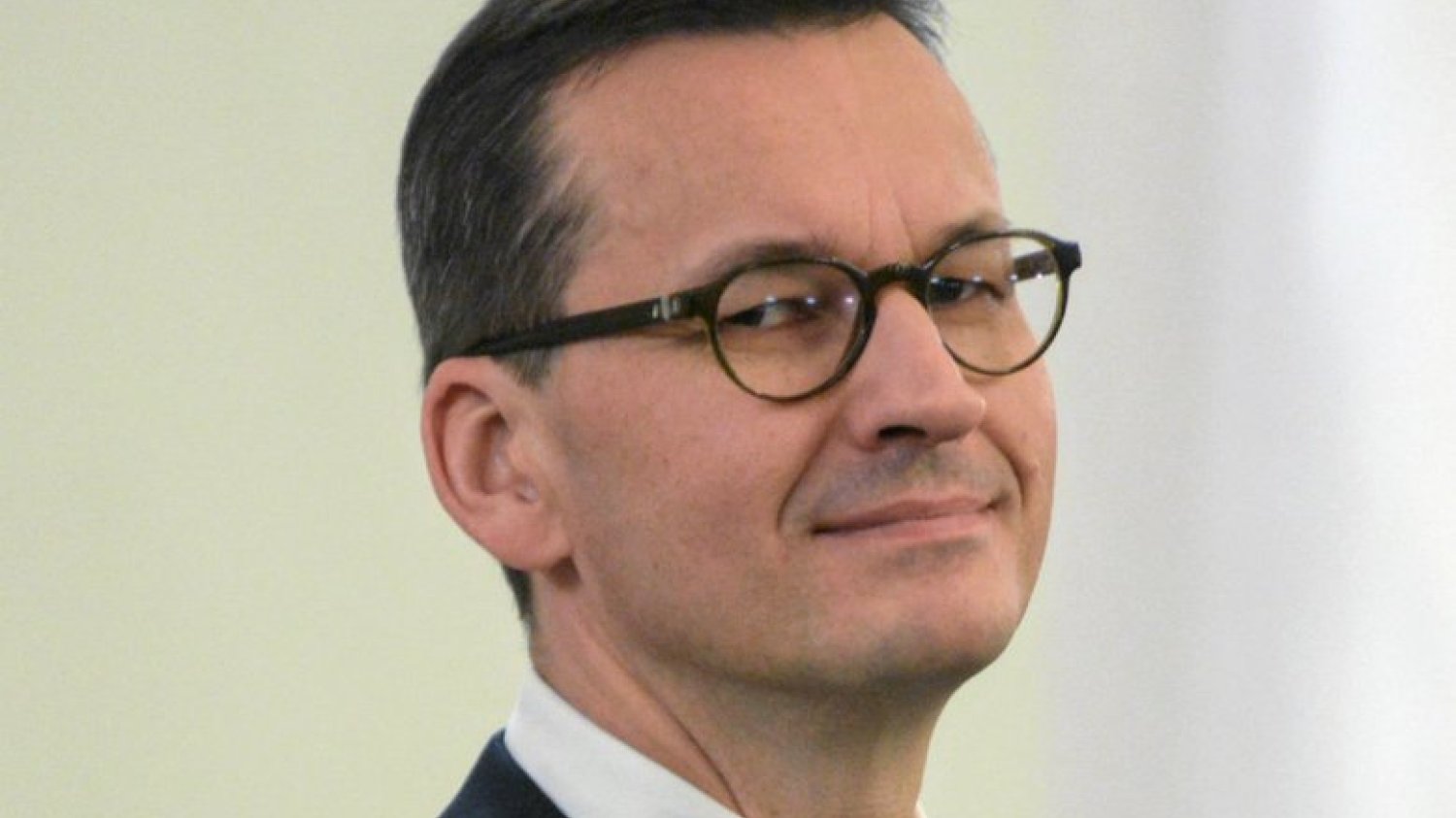 Mateusz Morawiecki próbuje wytłumaczyć, skąd się wziął pomysł podziału majątku i przepisania nieruchomości na żonę.