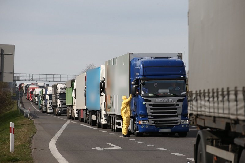 Kierowcy ciężarówek w czasie epidemii są szczególnie narażeni na zakażenie koronawirusem. Nie wszyscy zdają sobie sprawę z zagrożenia.
