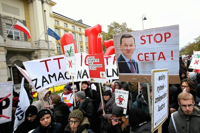 Demonstranci pikietuja pod Kancelaria Premiera - przeciwko porozumieniom CETA i TIPP.