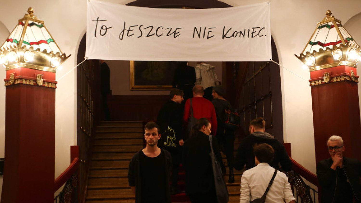 Teatr Stary w Krakowie, taki baner zawisł podczas ubiegłorocznej premiery "Wesela" Jana Klaty. Dziś bilety na ten spektakl drożeją o ponad 1/4.