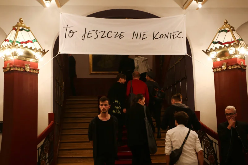 Teatr Stary w Krakowie, taki baner zawisł podczas ubiegłorocznej premiery "Wesela" Jana Klaty. Dziś bilety na ten spektakl drożeją o ponad 1/4.