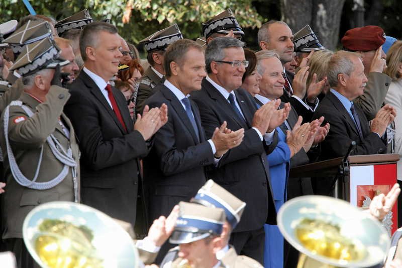 Donald Tusk i Bronisław Komorowski pokazują coraz bardziej rozbieżne zdania na temat finansów publicznych.