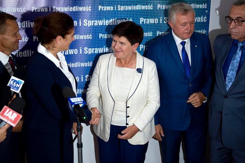 Była premier Beata Szydło w ostatnich dniach osobiście na miejscu udzieliła wsparcia kandydatce PiS na prezydenta Nowego Sącza. Sondaż wskazuje jednak na przegraną Iwony Mularczyk.
