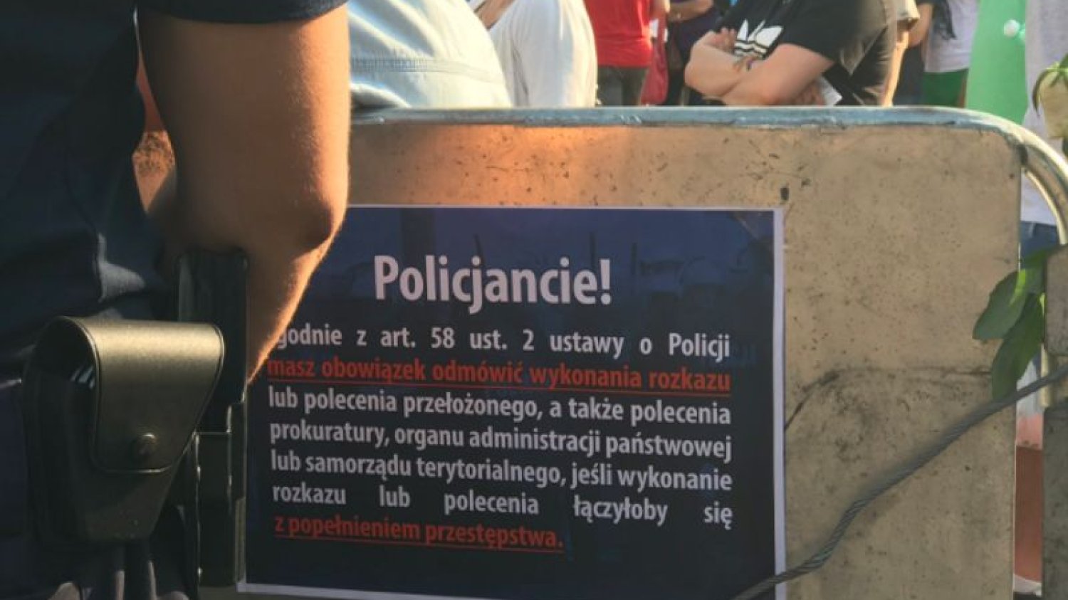 Platforma Obywatelska przypomina policjantom o tym, że powinni przestrzegać ustawy o policji. Mają obowiązek odmówić wykonania rozkazu łączącego się z popełnieniem przestępstwa.