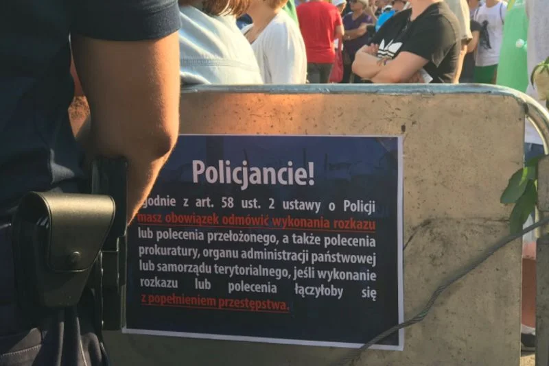 Platforma Obywatelska przypomina policjantom o tym, że powinni przestrzegać ustawy o policji. Mają obowiązek odmówić wykonania rozkazu łączącego się z popełnieniem przestępstwa.
