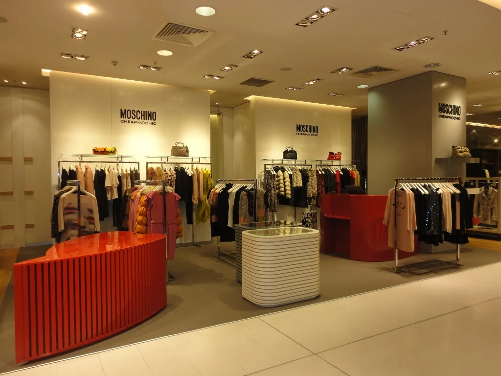 Galeries Lafayette. Stoisko Moshino.