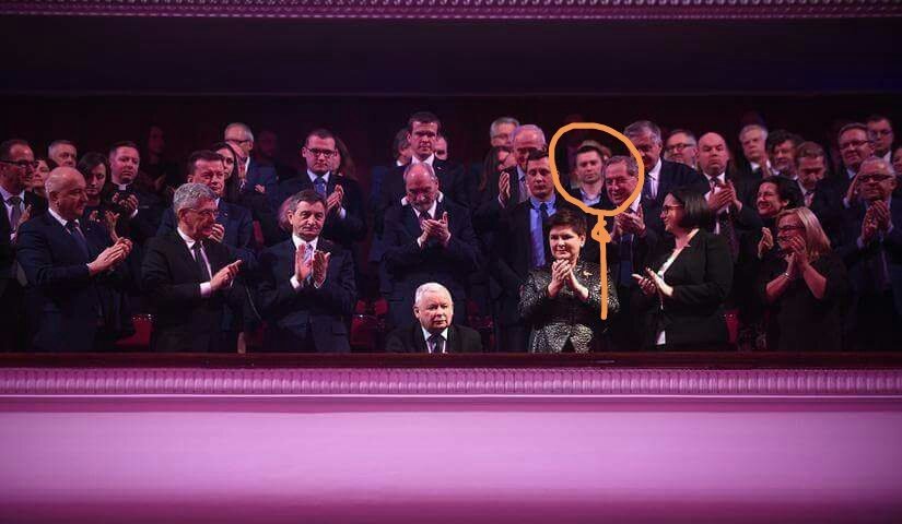 Wśród klaszczących posłowi Kaczyńskiemu polityków PiS znalazł się działacz rzekomo niezależnej od PiS-u fundacji.