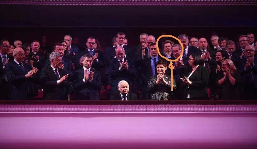 Wśród klaszczących posłowi Kaczyńskiemu polityków PiS znalazł się działacz rzekomo niezależnej od PiS-u fundacji.
