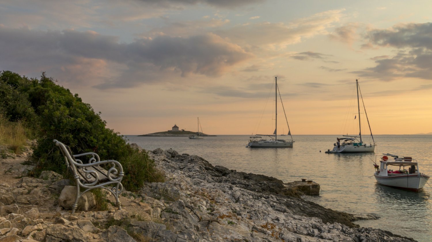 Wyspa Hvar w Chorwacji. Katastrofa ekologiczna, brudne plaże Jedna z najpiękniejszych chorwackich wysp zmaga się z "katastrofą ekologiczną"
