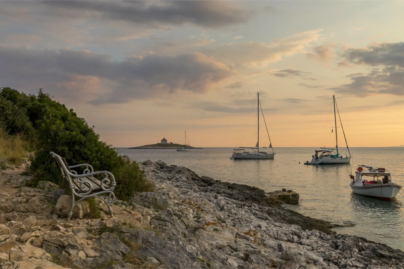 Wyspa Hvar w Chorwacji. Katastrofa ekologiczna, brudne plaże Jedna z najpiękniejszych chorwackich wysp zmaga się z "katastrofą ekologiczną"
