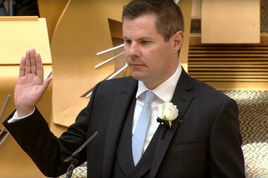 Derek Mackay podał się do dymisji po tym, jak media ujawniły jego wiadomóści do 16-letniego chłopca, których miało być 270.